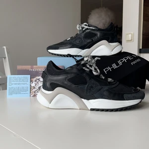 PHILIPPE MODEL PARIS SNEAKERS - Sneakers från Philippe Model Paris (EZLD WK12) i storlek 38 använda enbart två gånger pga små i storleken. Nypris: 3 250kr - checka in nyskick:                                                      https://en.cappellettoshop.com/products/philippe-model-ezld-wc05-eze-bianco-1?variant=32586857087081&sfdr_ptcid=41398_425_667951995&sfdr_hash=5e7c061a870f471c77717797757dde09&gclid=CjwKCAjwy7CKBhBMEiwA0Eb7asgeuCaaRzjhidiciMt04aUrWJriIVbz4E4PpBFOmMDq9AT46UD8sxoCdKcQAvD_BwE