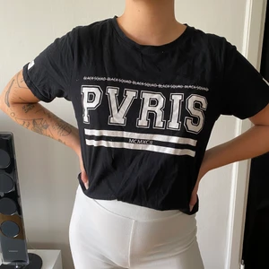 T-shirt strl M - Svart T-shirt med tryck, står storlek XL på plagget men sitter som en M