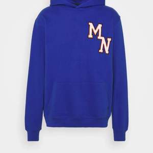 Säljer denna supersnygga slutsålda hoodie från  mennace/zalando! Den är i den perfekta blåa färgen och är superskön💕ENDAST ANVÄND 1 GÅNG😇NYPRIS 449kr💕Bud på 430💕Köp direkt för 450 inkl frakt💕