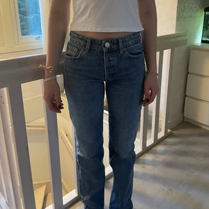 Lågmidjade jeans Zara - Säljer mina lågmidjade jeans från Zara då jag har ett par nästan likadana. Mid rise straight jeans. Slutsålda på hemsidan. Lägg endast bud om du är säker på att du vill köpa och har pengar! Jag har vanligtvis stl 32/34💙 Köp direkt för 550kr + frakt 💙💙