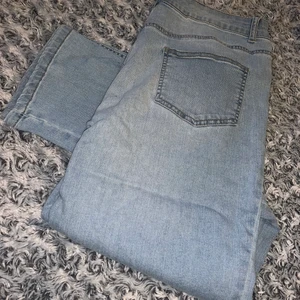 Blå jeans stl 44 - Högmidjade Jeans i fint skick, köpta secondhand och dem har blivit förstora:/