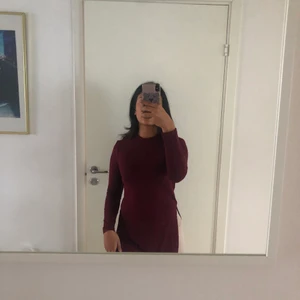 Tröja - En jättefin vinröd slits tröja som även täcker rumpan, sitter fint i storlek S/XS!! 