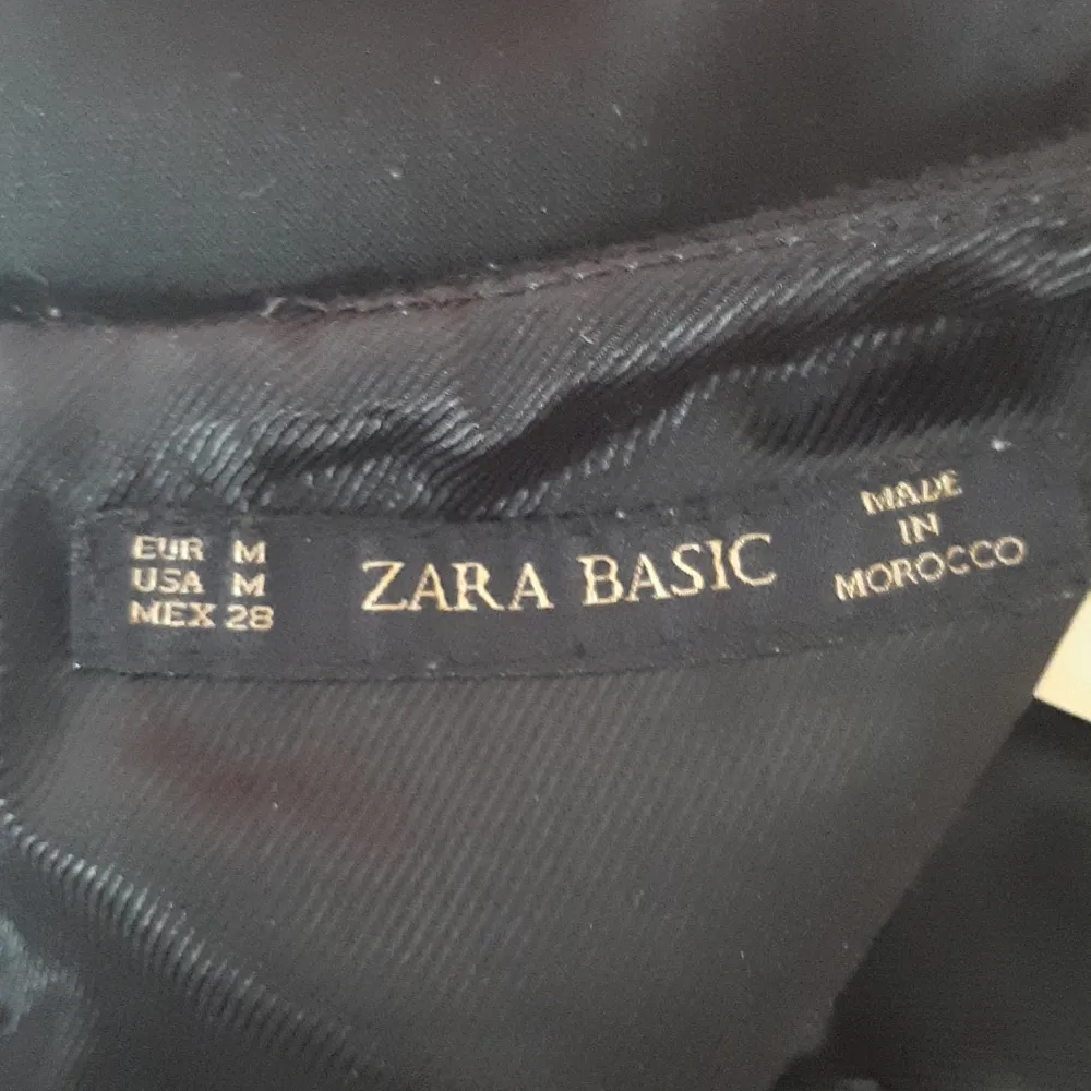 Fin svart Zara klänning oanvänd, strl M, säljer pga att det är för stor på mig 💕 200 kr + 62 kr frakt. Klänningar.