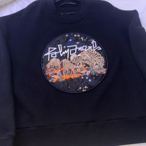 Palm Angels Sweatshirt WTS/WTT - Riktigt fet palm angels tröja. Cond 10/10 DSWT. Tags o kvitto medföljer. Köpt för någon månad sedan. Size M men sitter oversized. Byten kan vara intressanta.