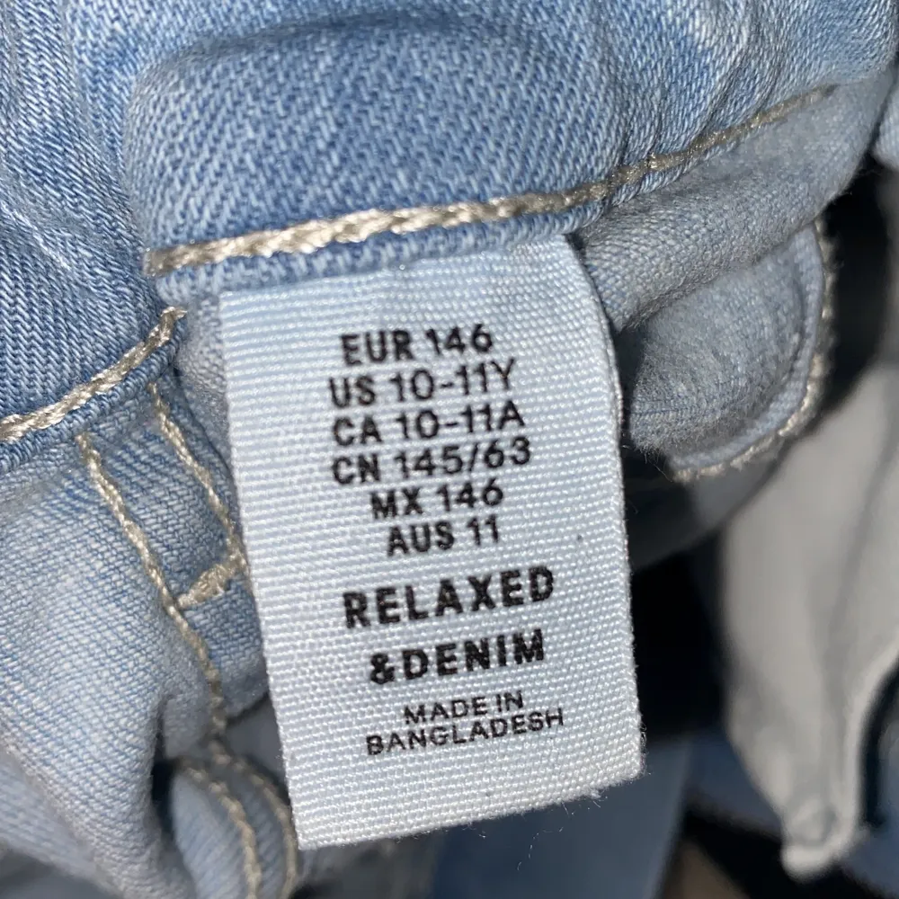Nu säljs dessa snygga jeans, dom sitter snyggt i midjan. Köpare står för frakt . Jeans & Byxor.