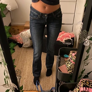Lågmidjade jeans - As snygga lågmidjade jeans köpta second hand aldrig sätt dom innan!! As snygga fickor och sitter perfekt!! Står tyvärr inte storlek men skulle säga 26-28 i Waist då dom är lite stora på mig! Och typ 32 i längden, jag är ca 170cm och din sitter sjukt snyggt skulle även passa lite längre och kortare!