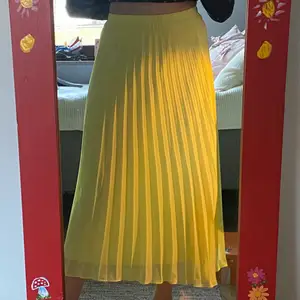 Fin gul kjol från monki. Den är rätt så lång men sitter ändå bra på mig som bär storlek S. Använd max 3 gånger. Frakten kostar 79 kr ❤️ 