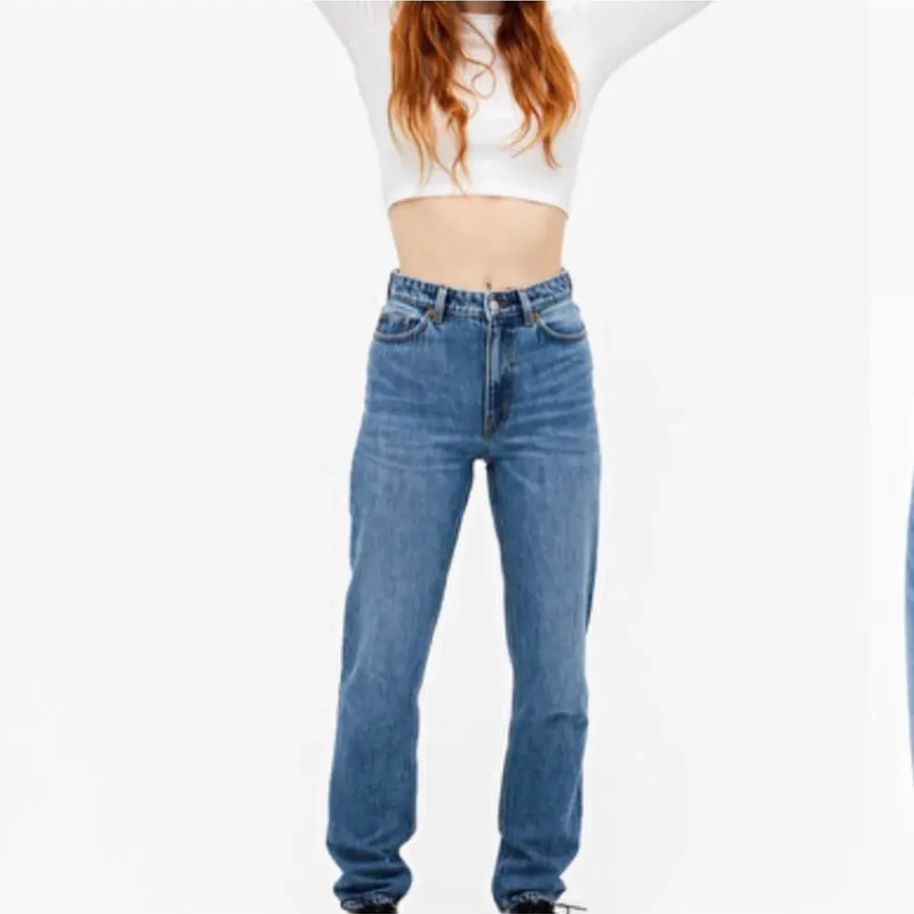 Säljer dessa jeans från monki i modellen ”moluna” i en snygg färg perfekt till hösten!💙 Sitter så smickrande på kroppen. Säljer då dem blivit försmå för mig.              . Jeans & Byxor.