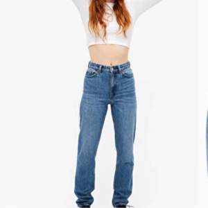 Säljer dessa jeans från monki i modellen ”moluna” i en snygg färg perfekt till hösten!💙 Sitter så smickrande på kroppen. Säljer då dem blivit försmå för mig.              
