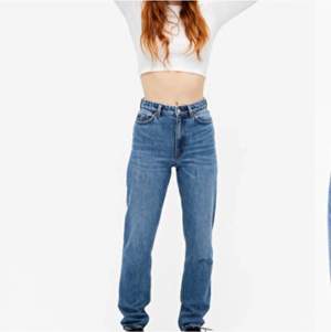 Säljer dessa jeans från monki i modellen ”moluna” i en snygg färg perfekt till hösten!💙 Sitter så smickrande på kroppen. Säljer då dem blivit försmå för mig.              