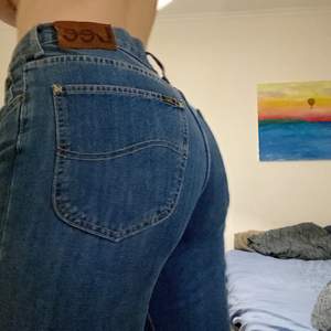 Säljer dess lee jeans som är i storlek W32 L34. Dem är i gott skick! Kan mötas upp i Stockholm. 🤍🤍