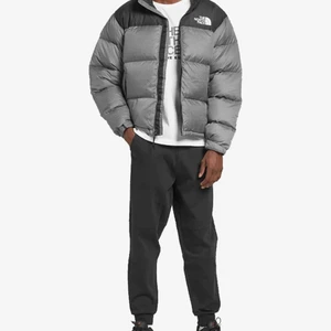 North face Nuptse pufferjacket - North face 1996 retro nuptse jacket.      Vintern närmar sig Amigos!    Slutsåld samt i limiterad färg som inte längre tillverkas efter 2020. Vill bli av med den så högst budande får den. Om du har några frågor tveka inte att höra av dig. Skick 8/10, Storlek S