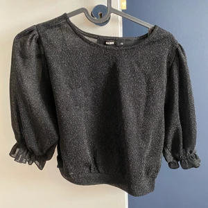 Blus  - Svart glittrig blus från bikbok i storlek XS, passar S också. Nästan aldrig använd. 