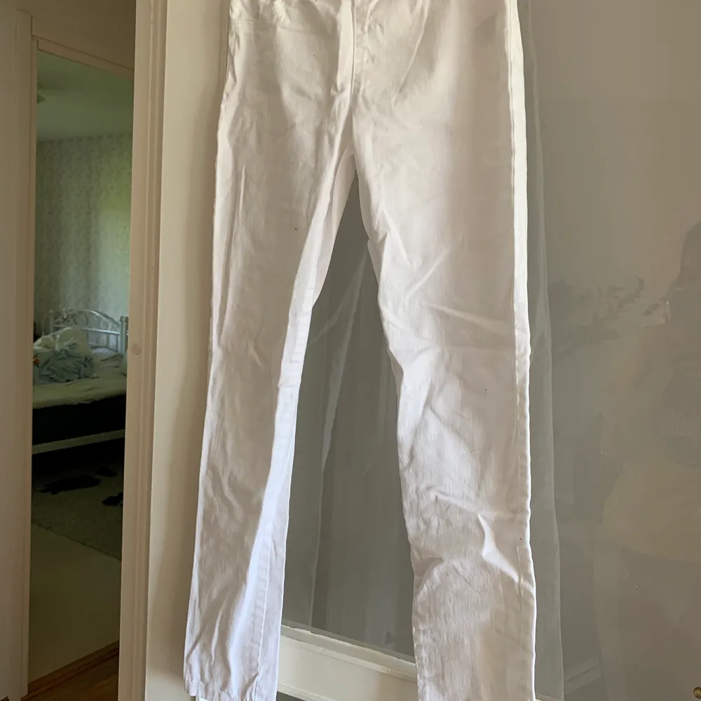 Vita slimfit jeans från Cubus. Väldigt lite använda. De har resår i midjan. Storlek 158 men kan passa xxs. Jeans & Byxor.