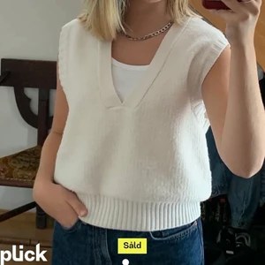 Vit stickad väst Gina tricot  - Jättefin vit/naturvit stickad väst från Gina Tricot. Köpt här på Plick men kom inte till användning så säljer nu vidare. Första bilden är lånad från personen jag köpte den av. Storlek S och true to size 