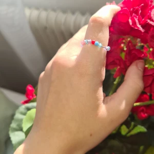 Ring med små pärlor - En fin ring som är gjord av ståltråd och pärlor