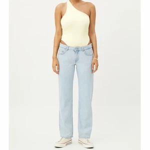 Lågmidjade jeans arrow  - Lågmidjade jeans från weekday i storlek 28/30. Använd 2 gånger och säljs då de är för stora för mig. Jag är 165 men skulle säga att de passar för de mellan 158-168. Kan byta mot en storlek mindre. Skick 10/10. Köptes för 500kr och söljer ej för mindre än 400kr