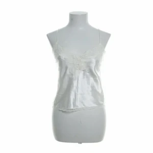 Linne - Superfint, vitt satinlinne med spets som är köpt från Sellpy, märket är Miss Claire.💓