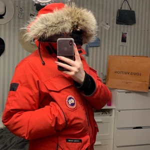 Röd canasta goose  - En äkta röd canasta goose storlek S, är UNISEX så både för män och kvinnor. Skönaste vinterjackan! Varm och många fickor. Använd en vinter, priset kan diskuteras 