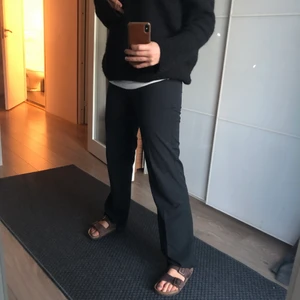Svarta kostymbyxor - Snygga svarta kostymbyxor som är extra långa. Köpta från Asos-tall. 