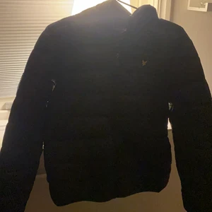 Lyle&scott - Extramt skön dunjacka från lyle&scott, köptes förra vintern men pågrund av ny jacka så säljer jag den. Skulle säga att det passar xs/s så den är väldigt stor i storleken även fast det är 12/13 år, jag är 1,56 cm lång och bar den förra vintern då va den även lite förstor😍