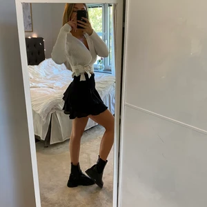 Ribbad tröja med knytning - En ribbad tröja med knytning i midjan från NAKD. Knappt använd och i mycket bra skick! 