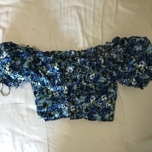 Topp - Blommig topp från Gina tricot. Säljer då den ej kommer till användning. Köpte gör 349, säljer för 160💓