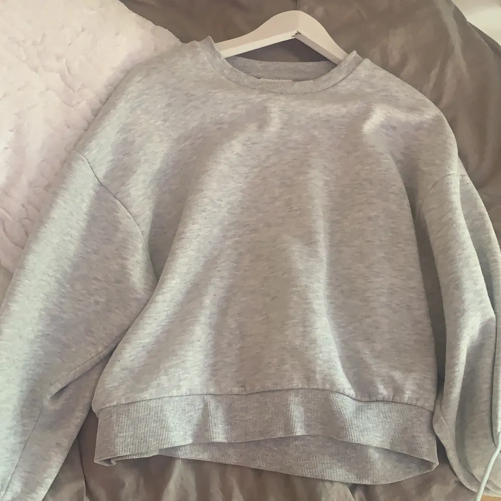 En grå sweatshirt från Ginatricot, sparsamt använd men kommer ej till användning längre, storlek s, den har blivit lite nopprig😫. Hoodies.