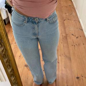 Säljer ett par snygga ljublåa jeans ifrån & other stories som är otroligt sköna. De är högmidjade och tightare upptill men raka i benen. De är i storlek 27 så de passar en S/M