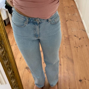 Jeans i storlek 27 - Säljer ett par snygga ljublåa jeans ifrån & other stories som är otroligt sköna. De är högmidjade och tightare upptill men raka i benen. De är i storlek 27 så de passar en S/M