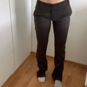 Kostymbyxor - Skitsnygga kostymbyxor nu till hösten och vintern! Brungråa och lite tjockare i materialet, köpta på mango men säljes eftersom de tyvärr inte passade :/ 
