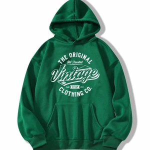 Vintage grön hoodie - Grön vintage hoodie i storlek M, oanvänd, sälj för att den inte är min smak 💚 säljes för 100kr ⛔️BUD PÅ 125kr⛔️