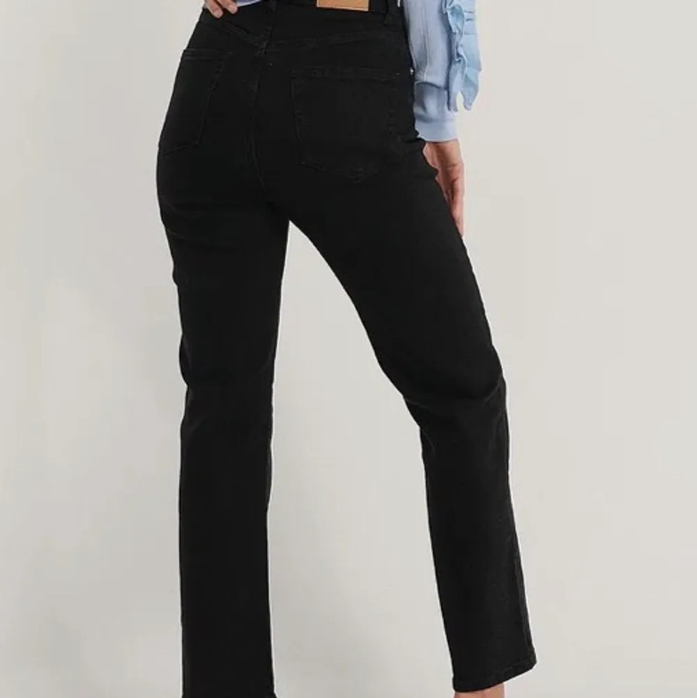 Svarta jeans från NAKD, knappt använda i fint skick, skriv till mig för fler bilder💞. Jeans & Byxor.