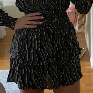 Mönstrad kjol - Mönstrad kjol från minimum, storlek 34 men passar bra på mig som är 38, den är väldigt stretchig. Säljer även matchande blus! 100% viskos.