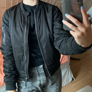 Bomberjacka  - Svart bomberjacka ifrån Lager 157 i storlek 150 (passar xs-s)! Använd men fint skick! Hör av er om ni vill ha fler bilder eller har frågor💖