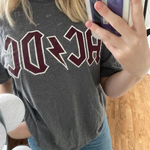 T-shirt - säljer min gråa t-shirt från hm. det står ”acdc” på den i rött och vitt tryck! köparen står för frakten!💘