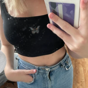 Linne - säljer mitt svarta linne från shein nu! det har en liten fjäril i mitten. köparen står för frakten!💘