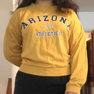 Gul crewneck - Gul crewneck från Ginatricot. Storlek L. Använd men i gott skick.