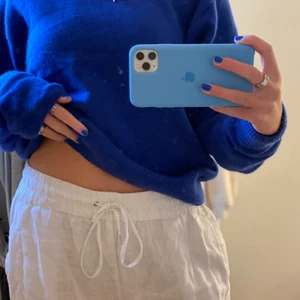 VITA LINNEBYXOR!! - Säljer mina fina linnebyxor ifrån hm!🥰 Dom är så bekväma o i bra skick, men har inte kommit till användning på senaste. Dom är i storlek M o passar nog någon runt 165-170 (är själv 170). Brukar ha storlek S i byxor men gillade att dom satt lite större! Buda ifrån 250 + frakt!