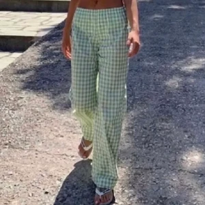 rutiga byxor - Jättefina rutiga byxor som e använda fåtal gånger. Sitter super snyggt å är super sköna!💕