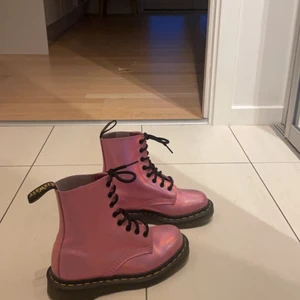 Dr. Martens - säljer mina doctor martens pga för små. de är använda men fortfarande i bra skick. de är limited edition och går ej att köpa längre. passar bra nu till hösten! nypris: 2500kr 