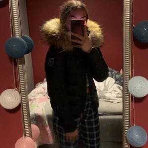 Rock and Blue jacka - En jätte fin jacka som blivit för liten för mig. Pälsen är inte äkta och dragkedjan i högra fickan är sönder. Köpt i Båstad på Märkesbutiken. Originalpris: 2800, Pris kan diskuteras vid snabb affär. Storlek Xs/34