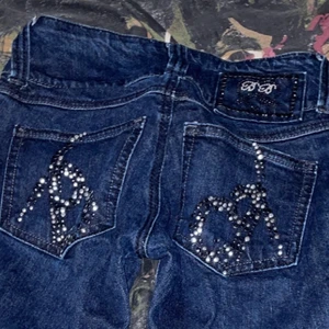 Jeans storlek xs-s - Ett par lågmidjade jeans som jag aldrig använder dom är för stora för mej köpta för 470