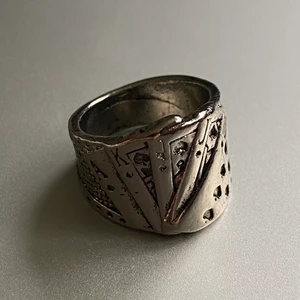 Grunge streetwear ring - En snygg ring i motivet av poker. Kommer ej till användning därav säljes. 19 cm i diameter. I fint skick. Köp nu!