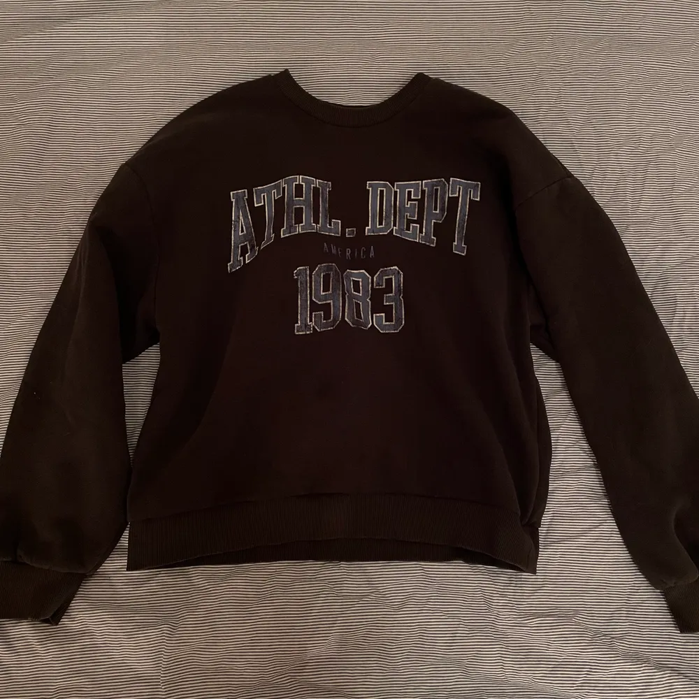 Bästa sweatshirten från Gina!!💕💕 riktigt snygg och skön! Säljs inte längre på Gina så svår att få tag på! 🤩 Bra skick ⚡️. Tröjor & Koftor.