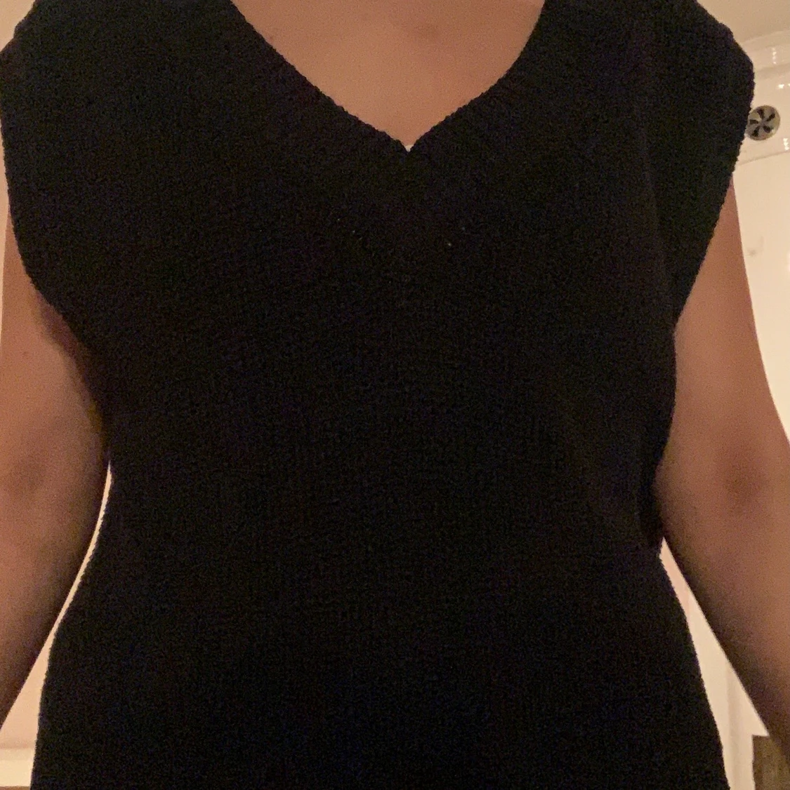 Stickad svart väst  - 91