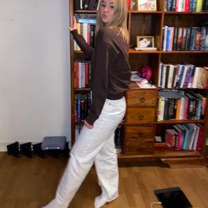 Säljer dessa vita jeans från zara. Sitter jättefint men kommer ej till användning längre. Nypris: 499kr. Möter gärna upp så fort som möjligt i Stockholm! 💕