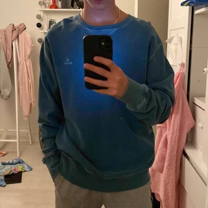 Gant crewneck strlk M - Lite använd men inga skador på tröjan. Lite fläckar som går bort i tvätten. Absolut bra kvalite och riktigt skön. Bra till vintern och fin unik färg. Köpt för 800kr.