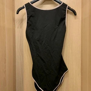 Body - Svart Body med vita detaljer 