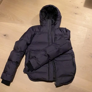 Zadig jacka strl S - Marin blå Zadig Voltaire jacka i jätte bra skick. Perfekt nu till vintern